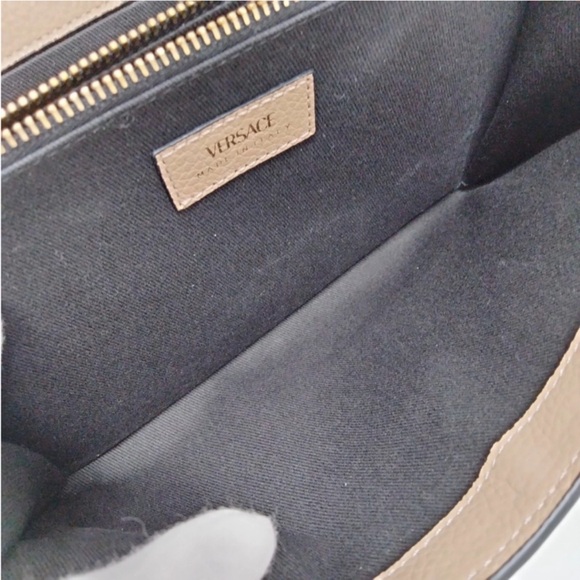 Authentic Versace V Logo Beige Pebbled Leather Chain Shoulder Bag Clutch Purse - Picture 10 of 11